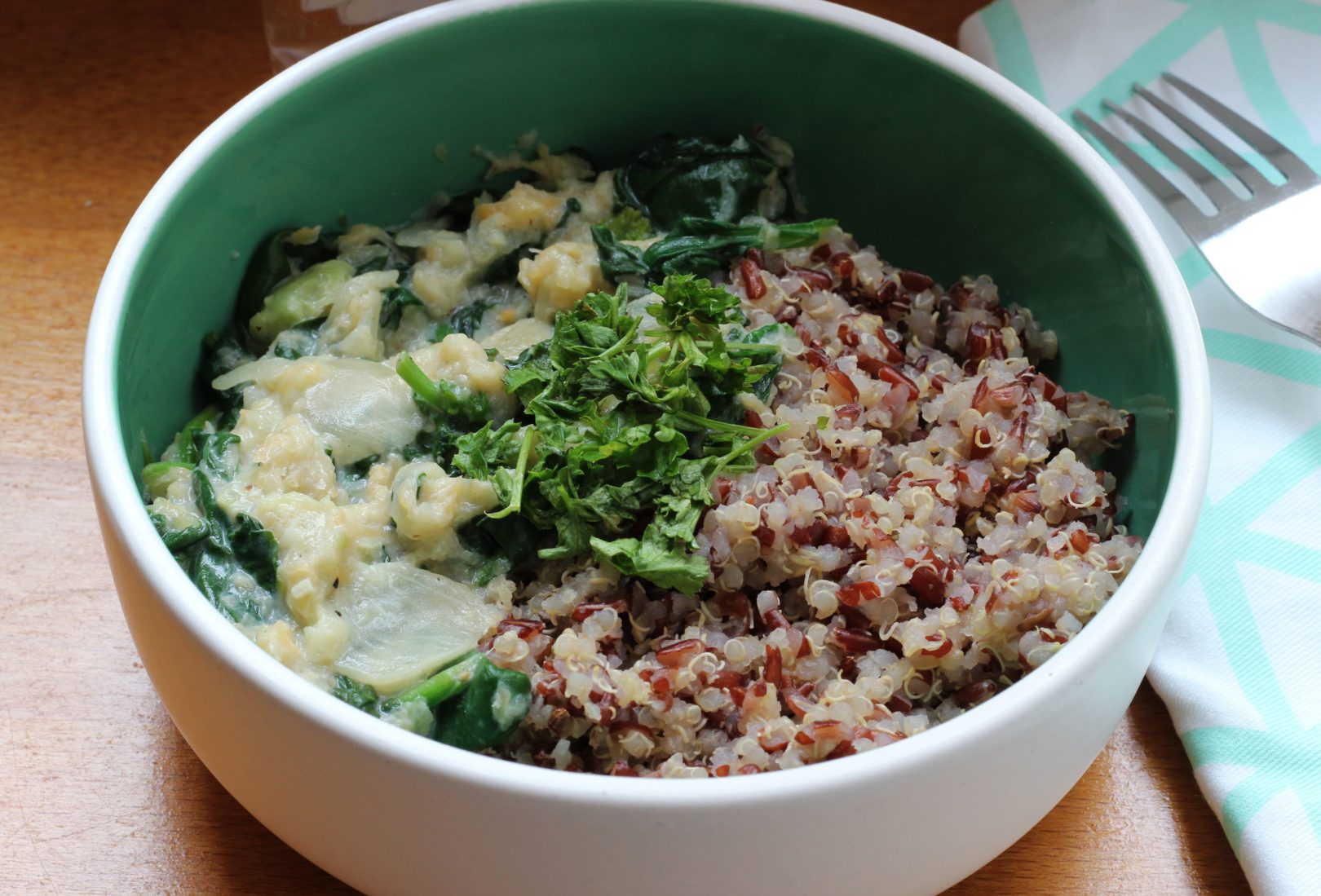 Riz rouge de Camargue et quinoa avec un trio de légumes à la sauce fromagère