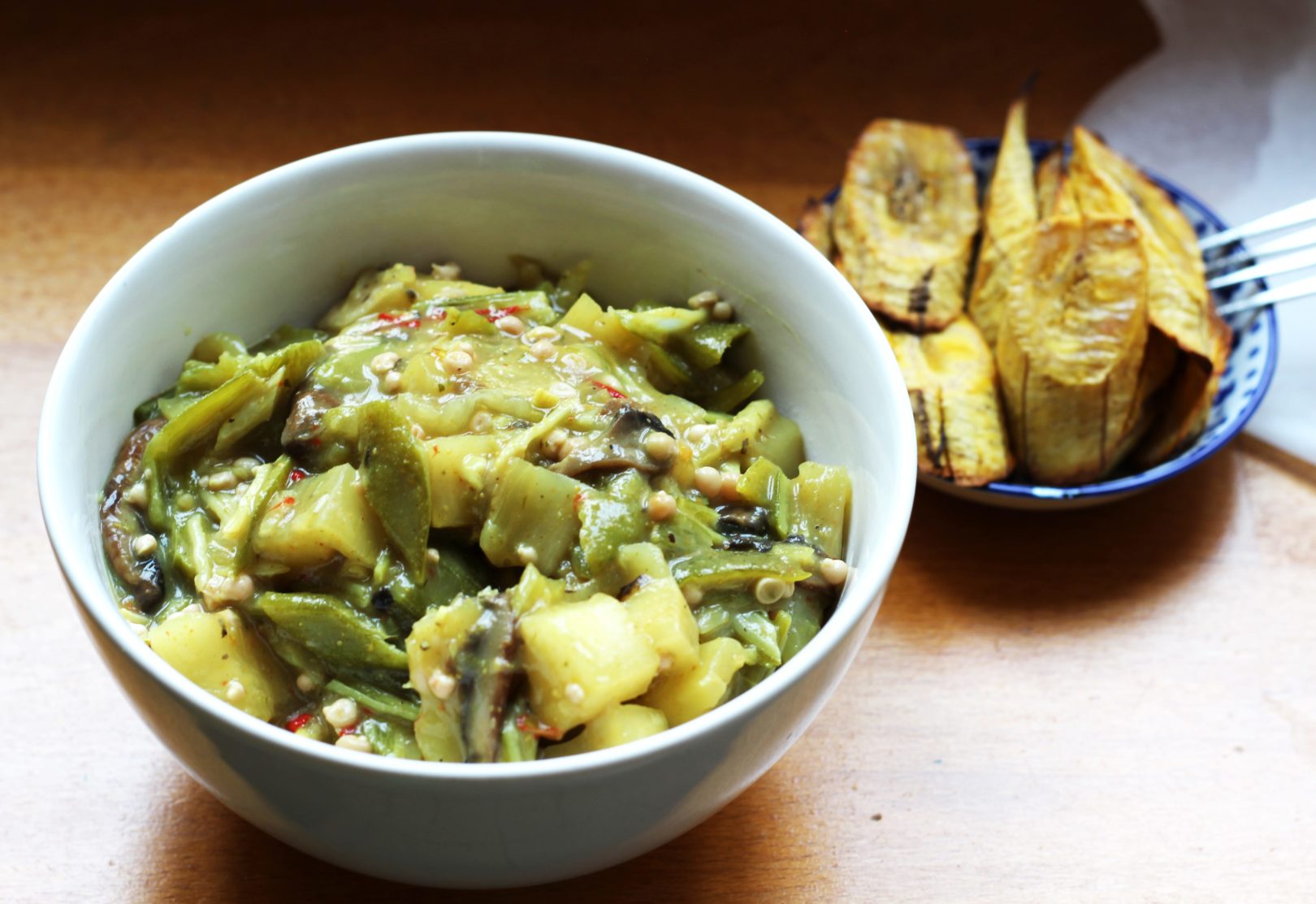 Mijoté de gombos et manioc accompagné de bananes plantain rôties