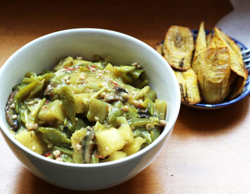 Mijoté de gombos et manioc accompagné de bananes plantain rôties