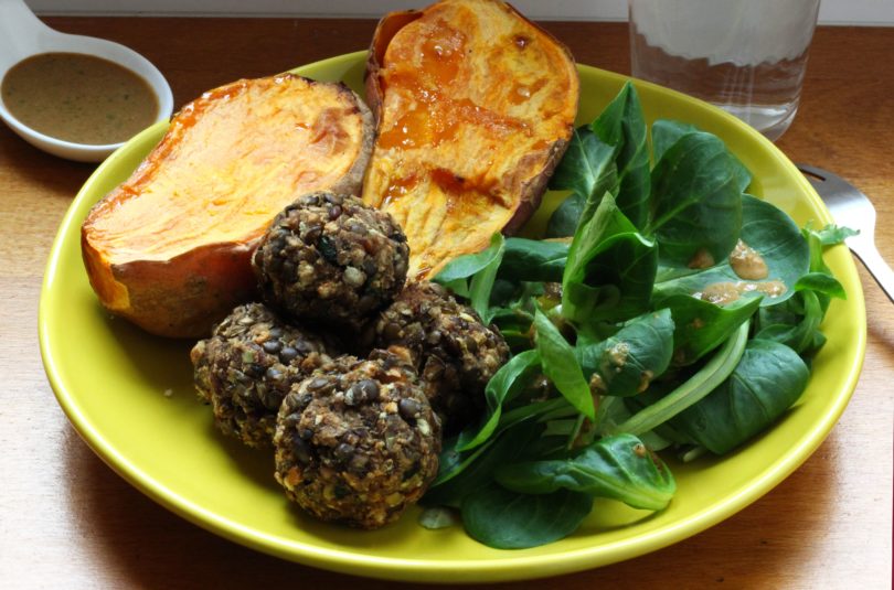 Boulettes de lentilles et patate douce rôtie accompagnés de mâche à la sauce cacahuète