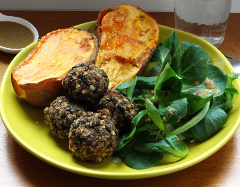 Boulettes de lentilles et patate douce rôtie accompagnés de mâche à la sauce cacahuète