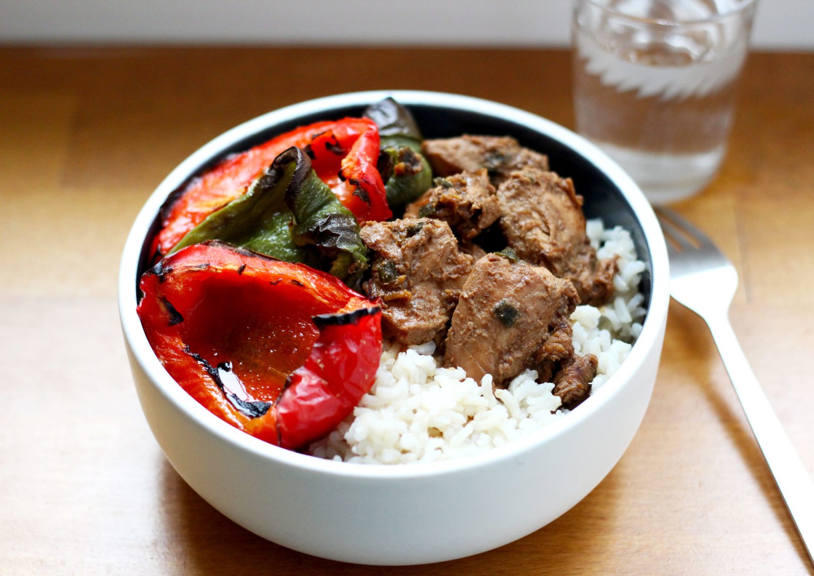 Poulet au miso riz thaï et poivrons rôtis