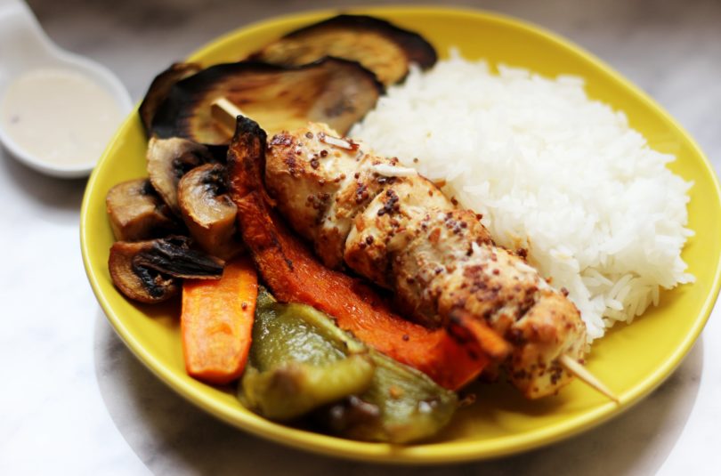 Poulet à la moutarde accompagné de riz thaï et légumes rôtis