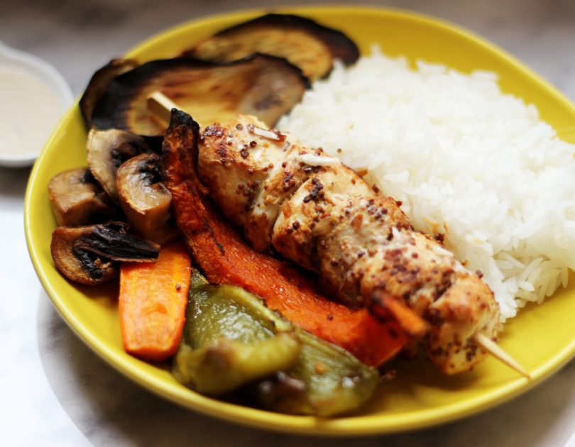 Poulet à la moutarde accompagné de riz thaï et légumes rôtis