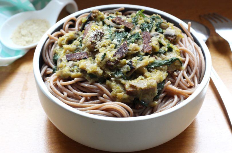 Spaghettis à la fondue de poireaux et lardons de tofu