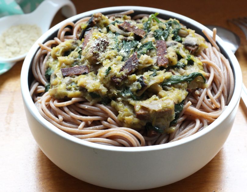 Spaghettis à la fondue de poireaux et lardons de tofu