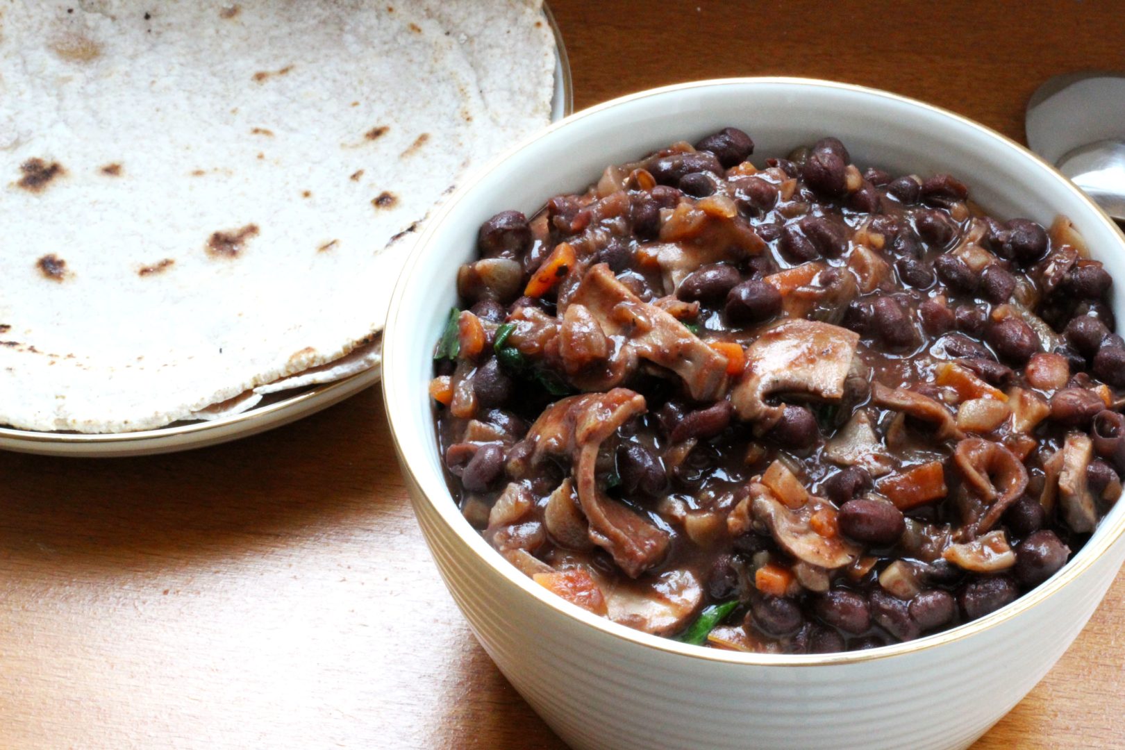 Ragoût de haricots Azuki et légumes d’hiver accompagné de tortillas