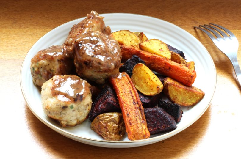 Boulettes de poulet à la japonaise et légumes d’hiver rôtis