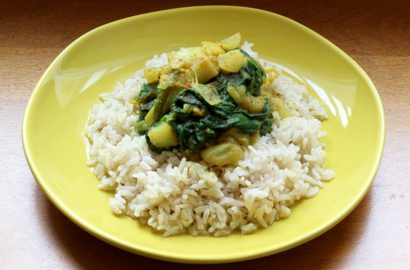 Curry de légumes verts et riz thaï complet