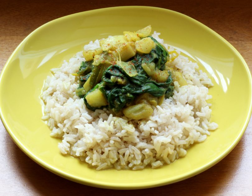 Curry de légumes verts et riz thaï complet
