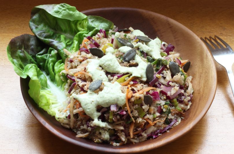 Maxi salade de quinoa, chou rouge, céleri rave et porc caramélisé