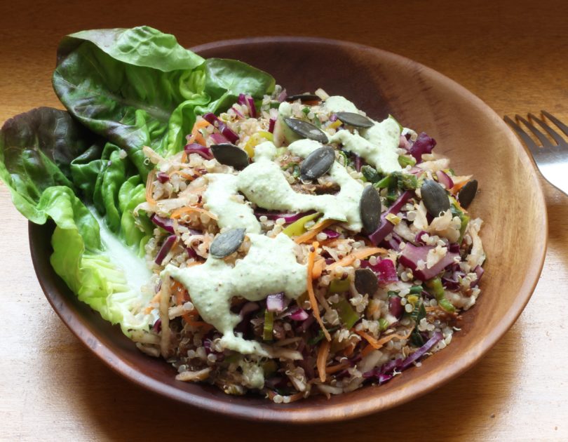 Maxi salade de quinoa, chou rouge, céleri rave et porc caramélisé