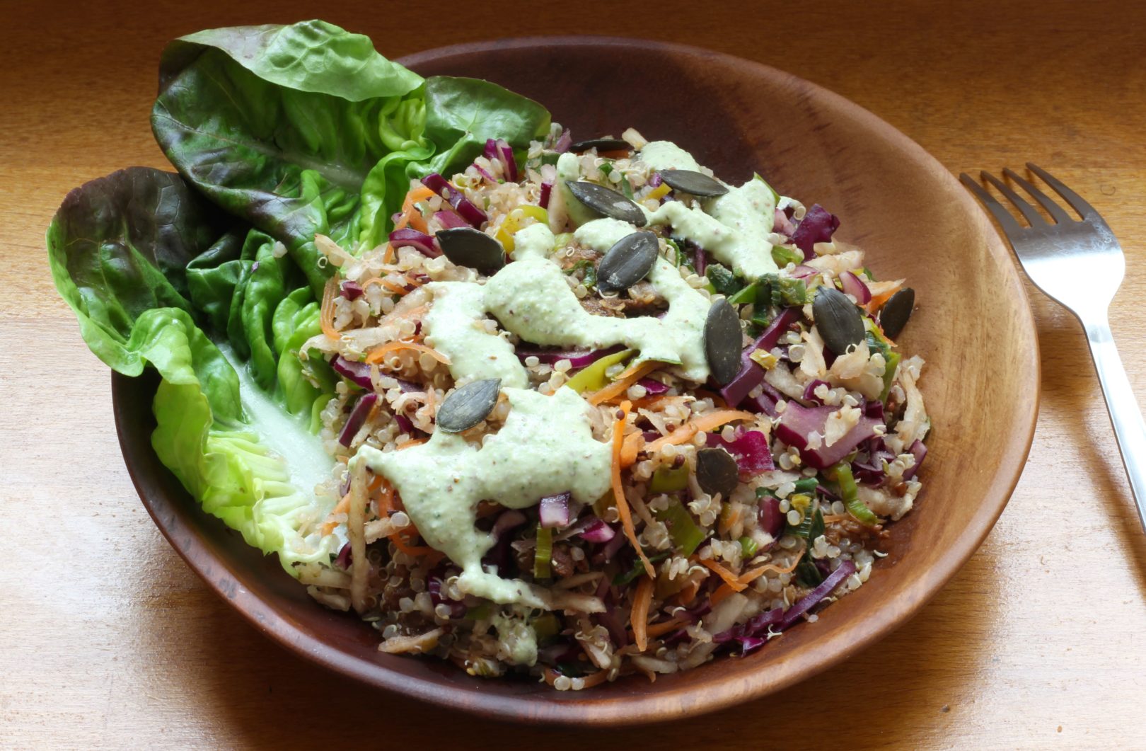 Maxi salade de quinoa, chou rouge, céleri rave et porc caramélisé