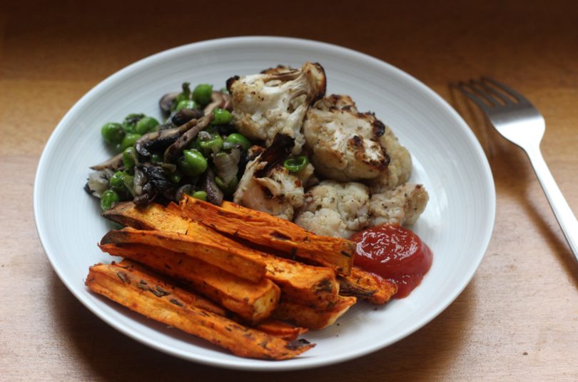 Sauté de petits pois aux champignons, chou-fleur gratiné et frites de patates douces