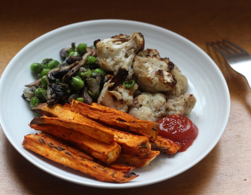 Sauté de petits pois aux champignons, chou-fleur gratiné et frites de patates douces