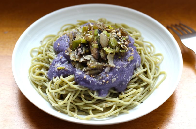 Spaghettis à la sauce au chou rouge et fondue de poireaux aux champignons