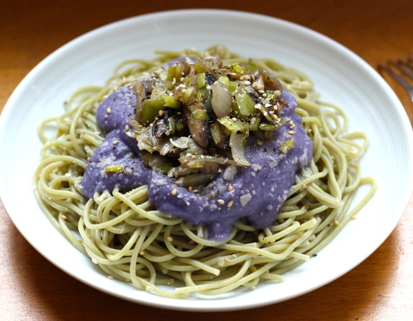 Spaghettis à la sauce au chou rouge et fondue de poireaux aux champignons