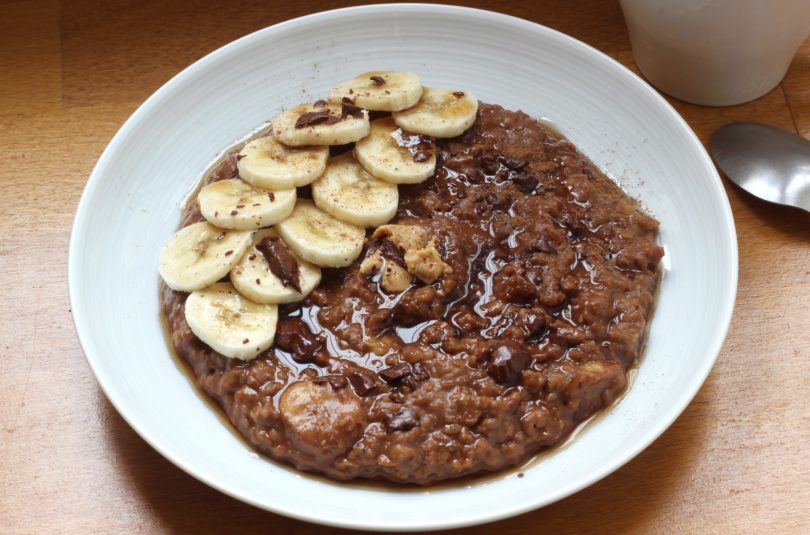 Porridge cacao banane et purée de cacahuète