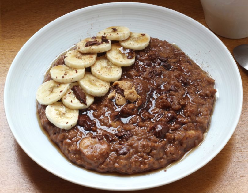 Porridge cacao banane et purée de cacahuète