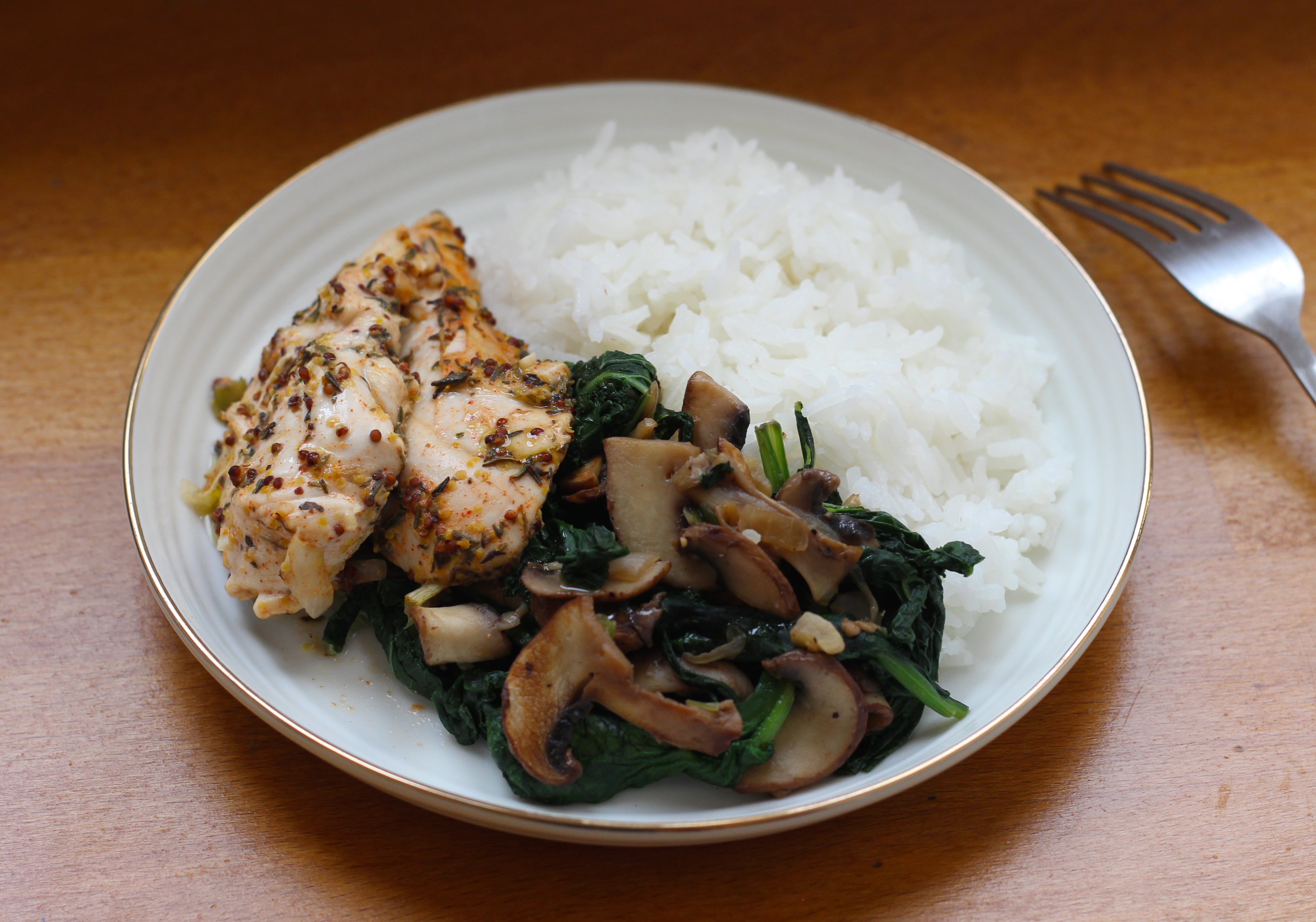 Poulet à la moutarde accompagné de riz thaï et sauté d’épinards chou kale champignons 2 Poulet à la moutarde accompagné de riz thaï et sauté d’épinards chou kale champignons 2