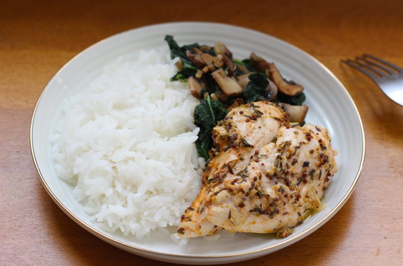 Poulet à la moutarde accompagné de riz thaï et sauté d’épinards chou kale champignons