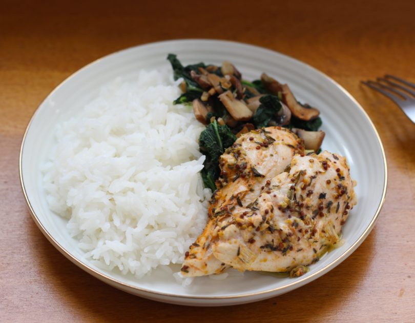 Poulet à la moutarde accompagné de riz thaï et sauté d’épinards chou kale champignons