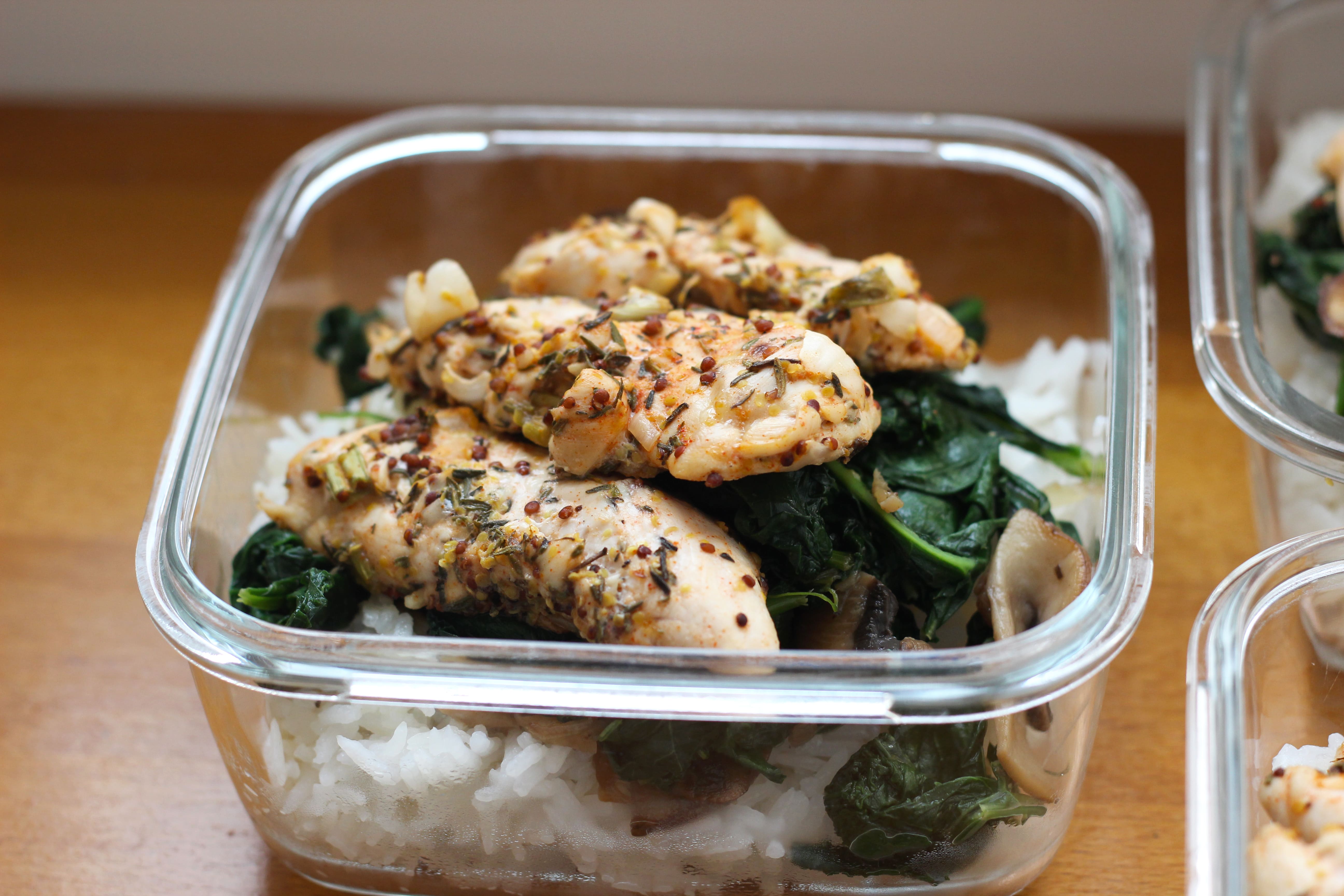 Poulet à la moutarde accompagné de riz thaï et sauté d’épinards chou kale champignons Poulet à la moutarde accompagné de riz thaï et sauté d’épinards chou kale champignons