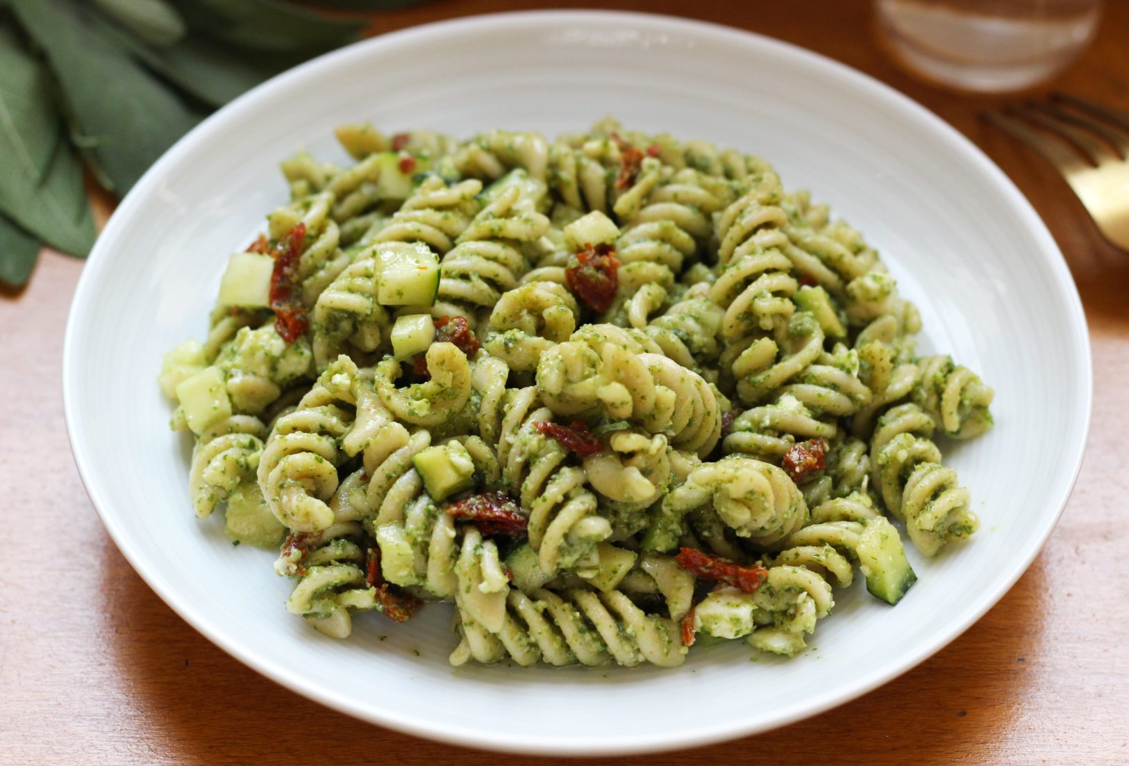 Salade de pâtes aux tomates séchées et pesto de roquette