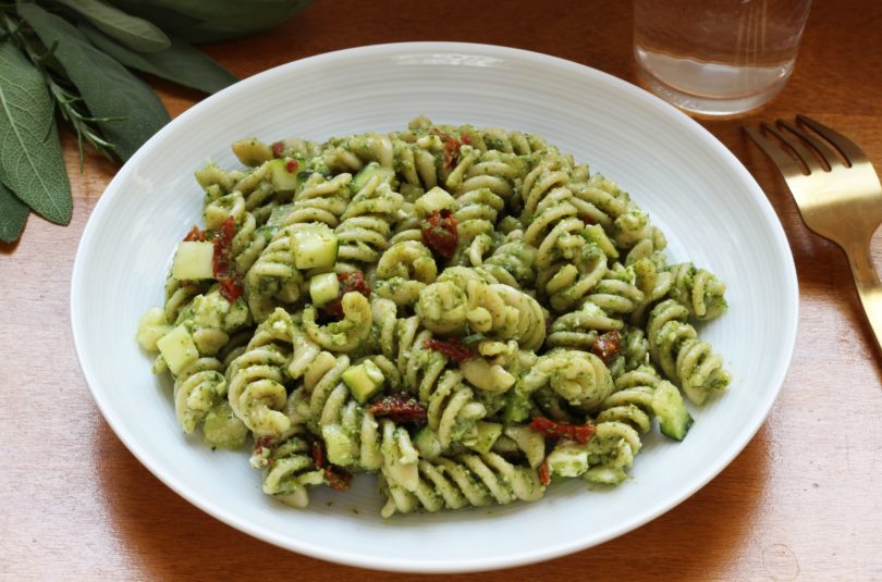 Salade de pâtes aux tomates séchées et pesto de roquette