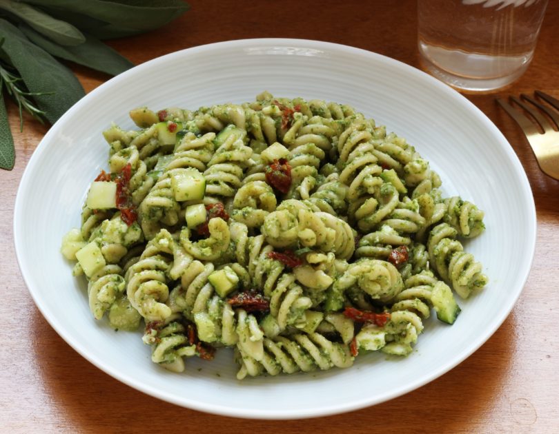 Salade de pâtes aux tomates séchées et pesto de roquette