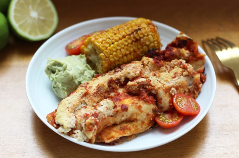 Enchiladas aux poivrons et haricots rouges accompagnées de maïs rôtis et d’une sauce crémeuse à l’avocat