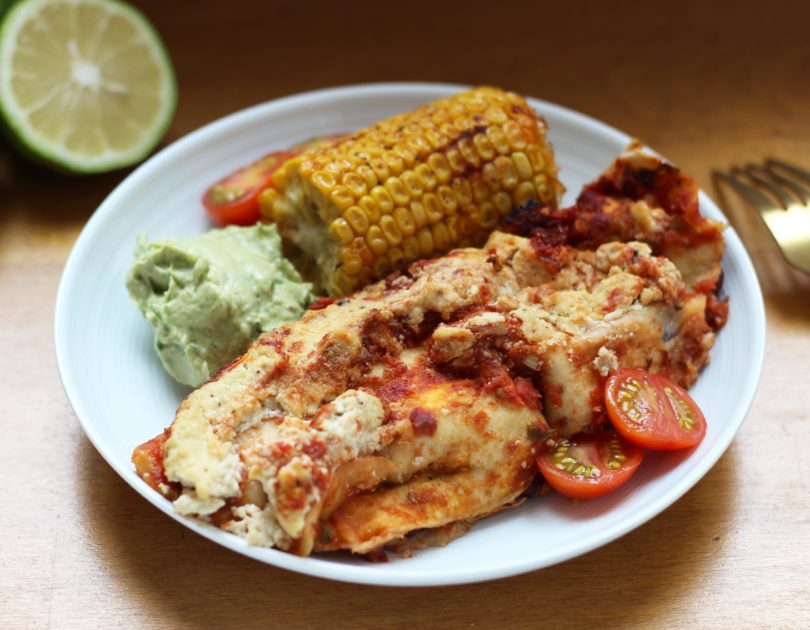 Enchiladas aux poivrons et haricots rouges accompagnées de maïs rôtis et d’une sauce crémeuse à l’avocat