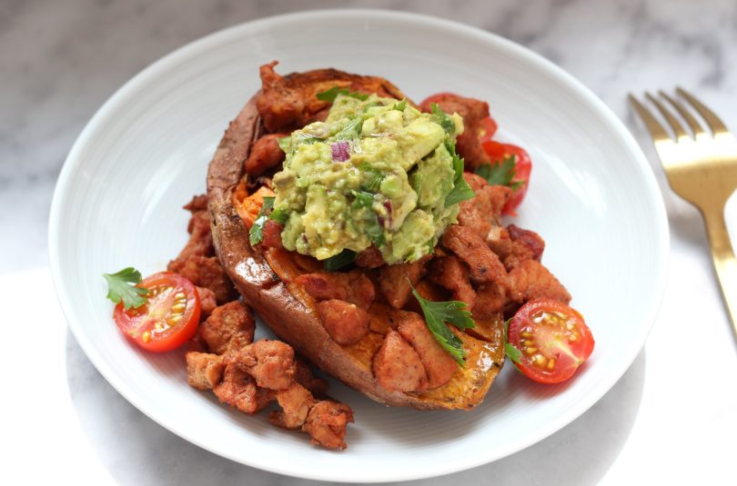 Patate douce rôtie au four accompagnée de guacamole et porc sauté au paprika