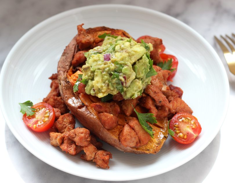 Patate douce rôtie au four accompagnée de guacamole et porc sauté au paprika