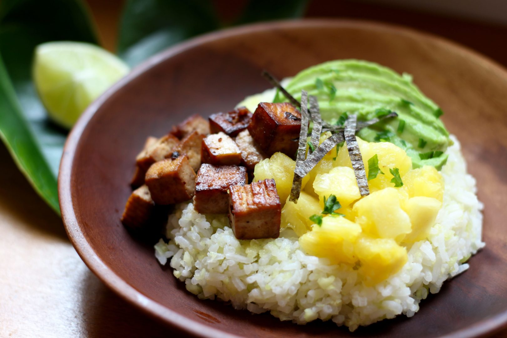 Poke bowl au tofu mariné et ananas