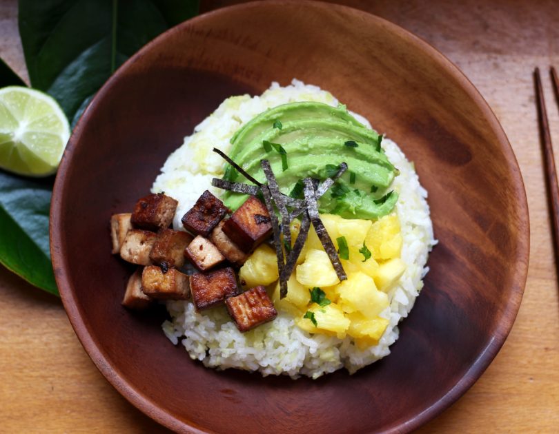 Poke bowl au tofu mariné et ananas