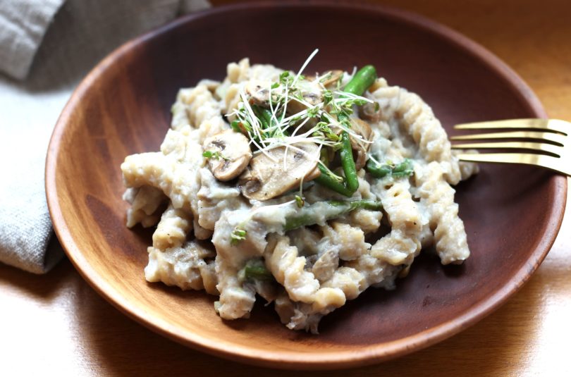 Pâtes à la sauce fauxmagère, champignons et haricots verts