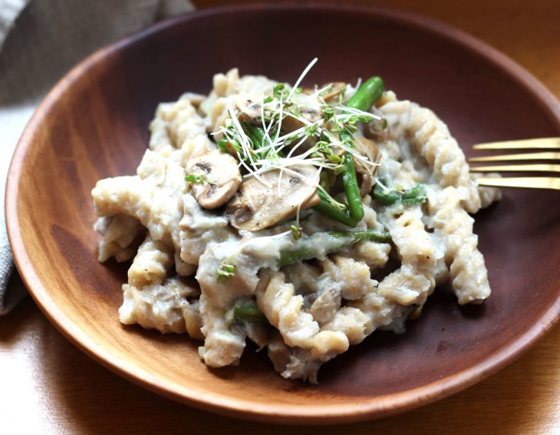 Pâtes à la sauce fauxmagère, champignons et haricots verts