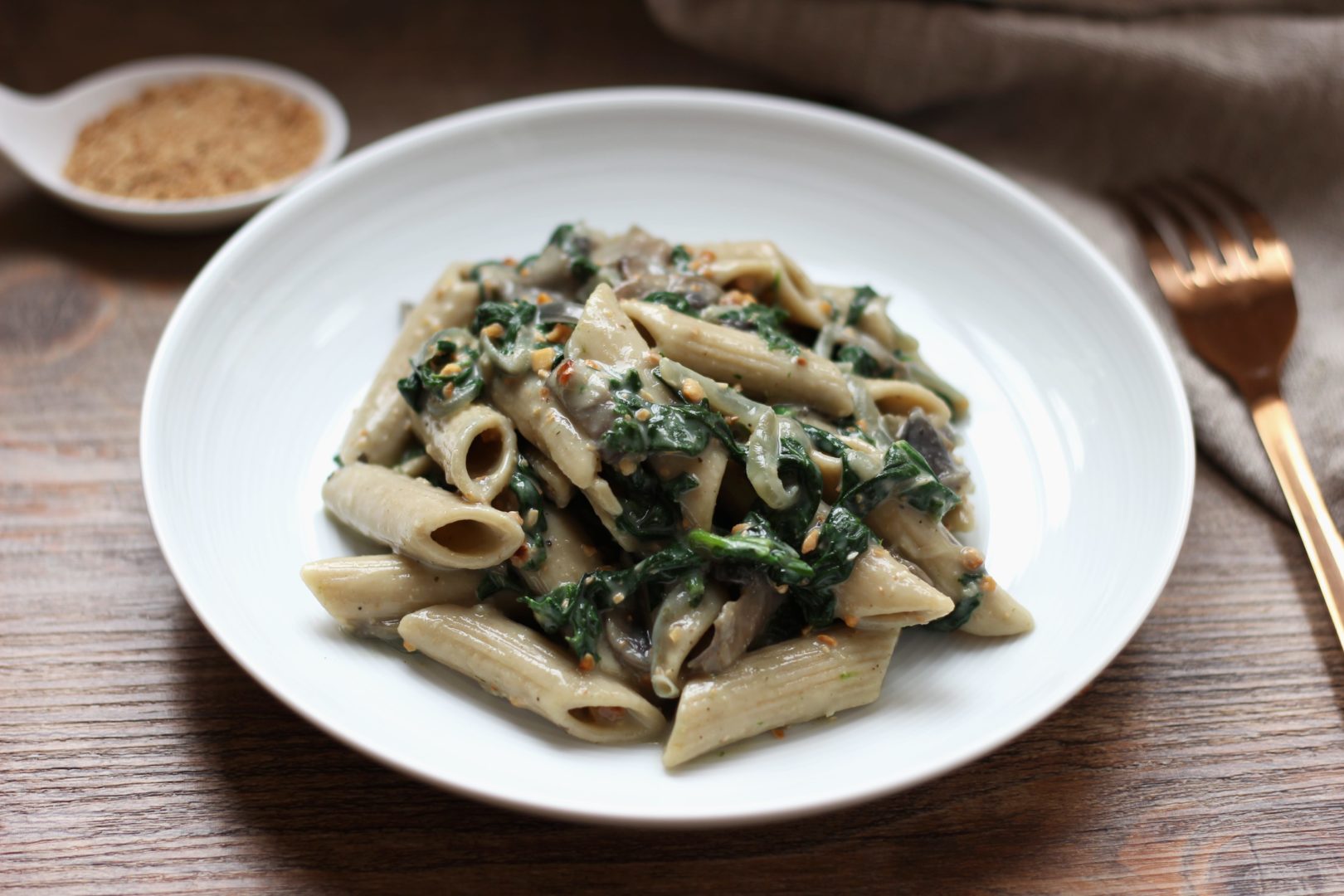 penne-sauce-cremeuse-epinards-champignons-noix-de-cajou-grillees