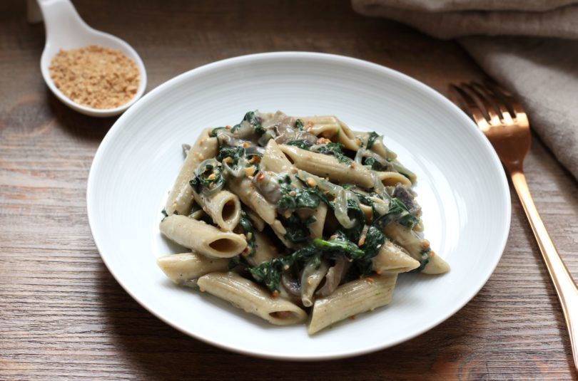 Penne sauce crémeuse aux épinards, champignons et noix de cajou grillées