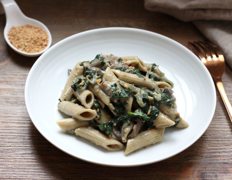 Penne sauce crémeuse aux épinards, champignons et noix de cajou grillées