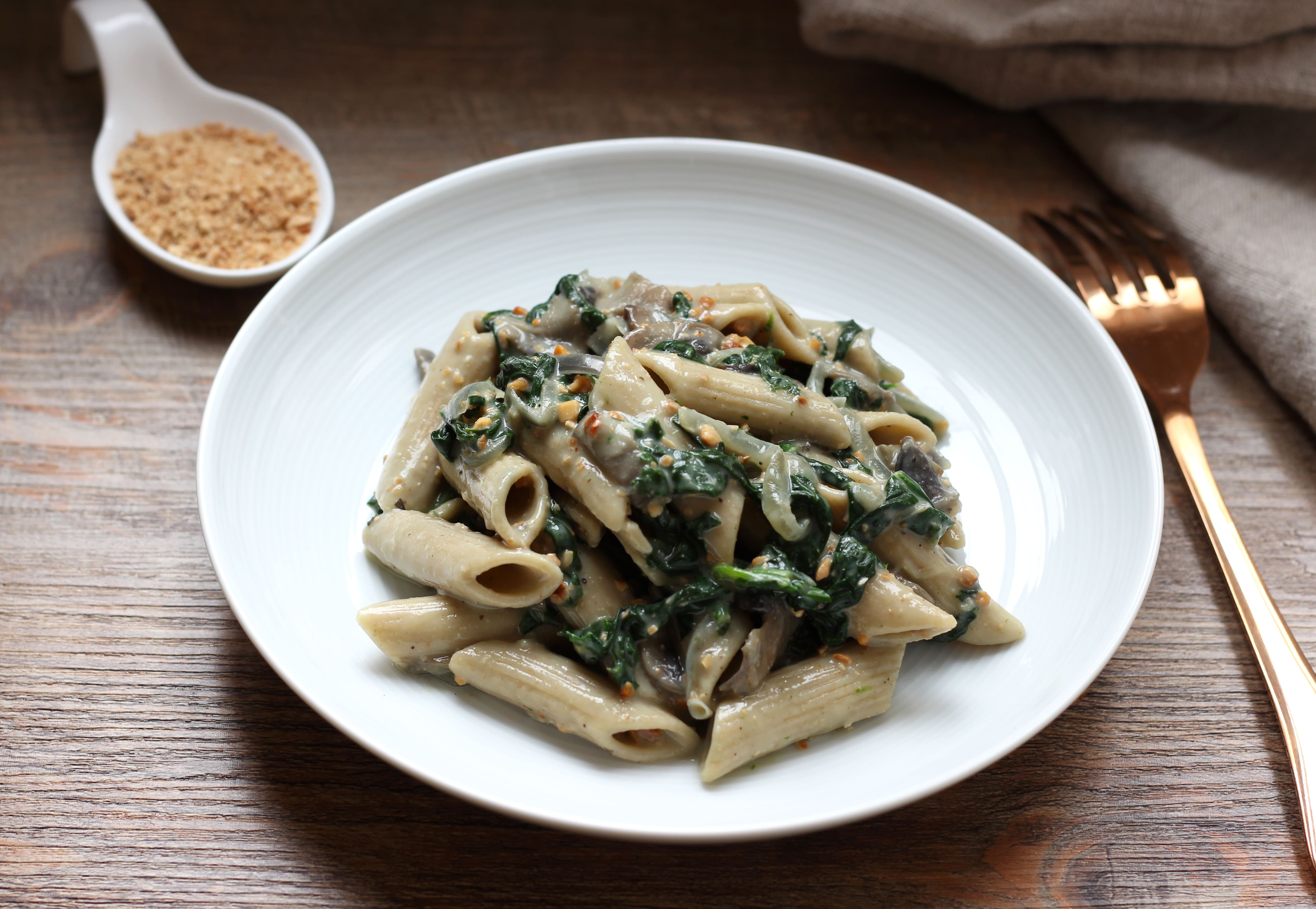 Penne sauce crémeuse aux épinards, champignons et noix de cajou grillées 2 Penne sauce crémeuse aux épinards, champignons et noix de cajou grillées 2