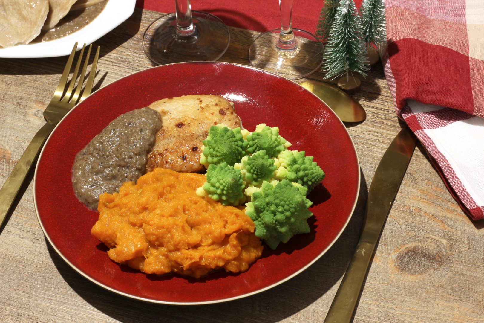 Purée de patate douce et courge butternut accompagnée d’un filet de poulet à la sauce aux champignons