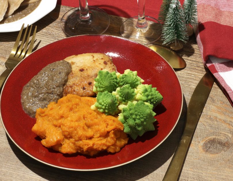 Purée de patate douce et courge butternut accompagnée d’un filet de poulet à la sauce aux champignons