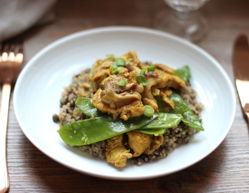 Poulet tikka aux pois gourmands et champignons shiitake