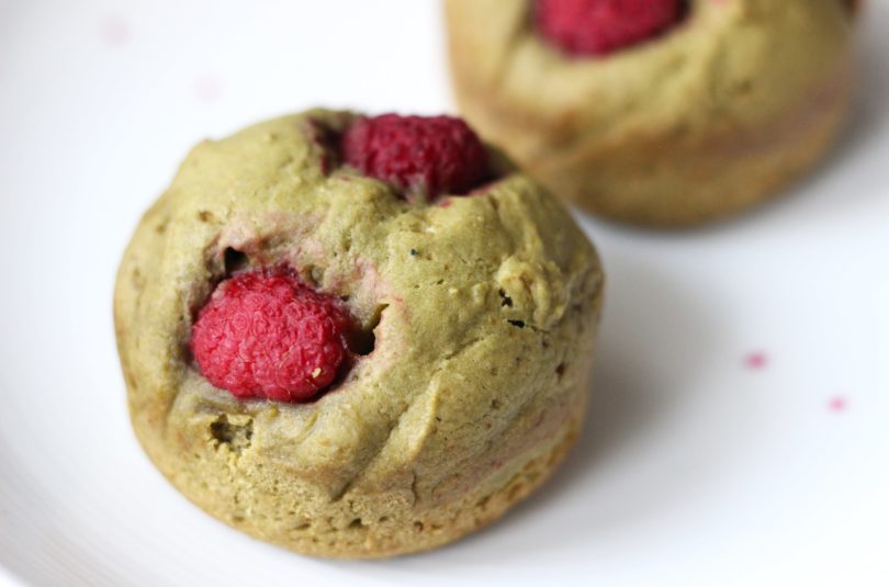 Muffins au thé matcha et aux framboises