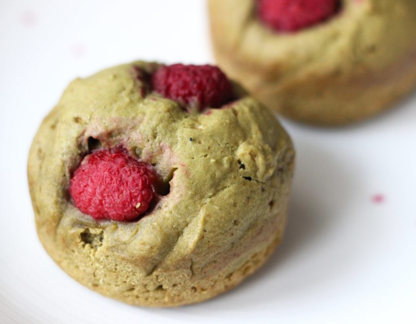 Muffins au thé matcha et aux framboises